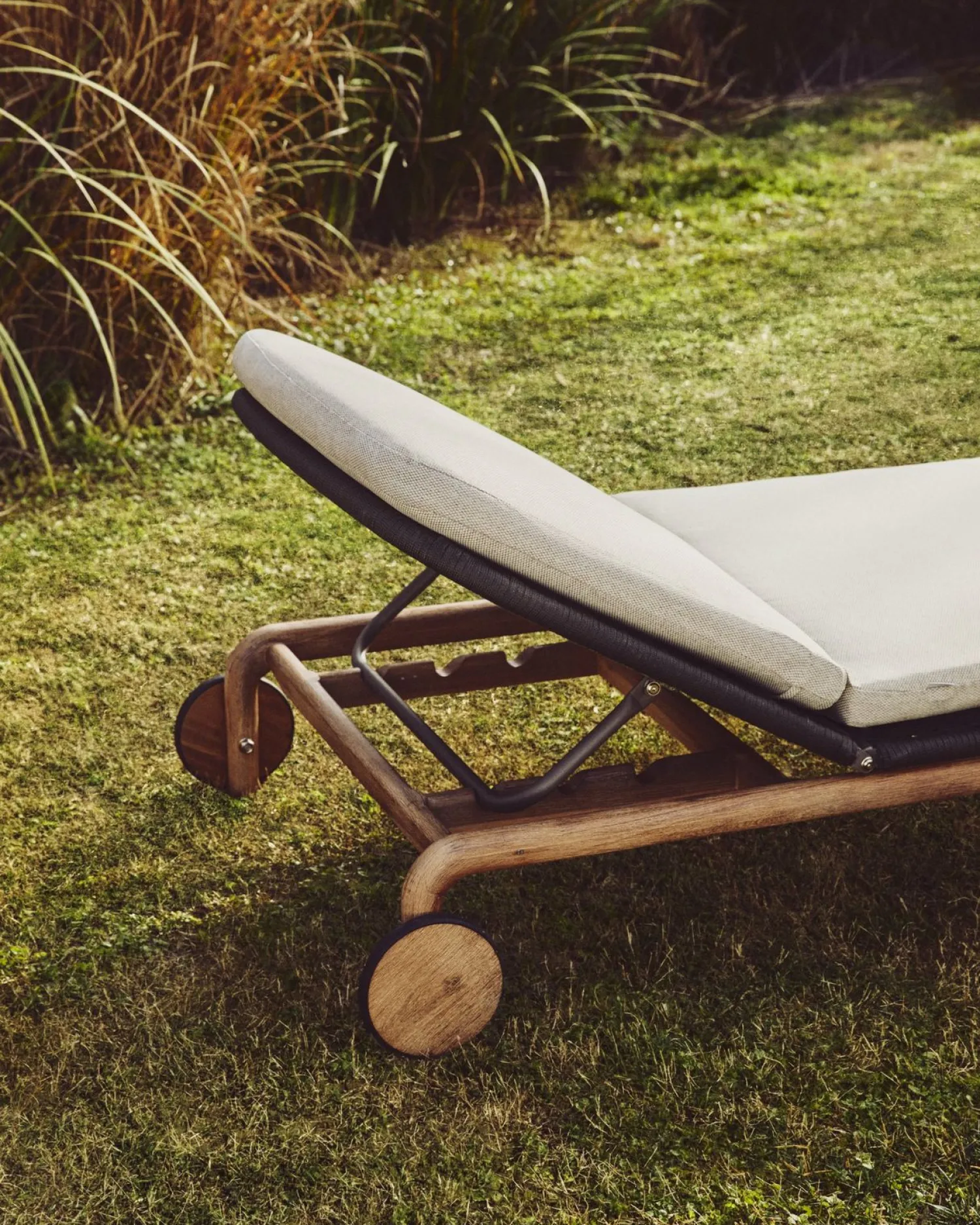 Tuinstoelen-Kave Home Alipa Outdoor Ligstoel Antraciet