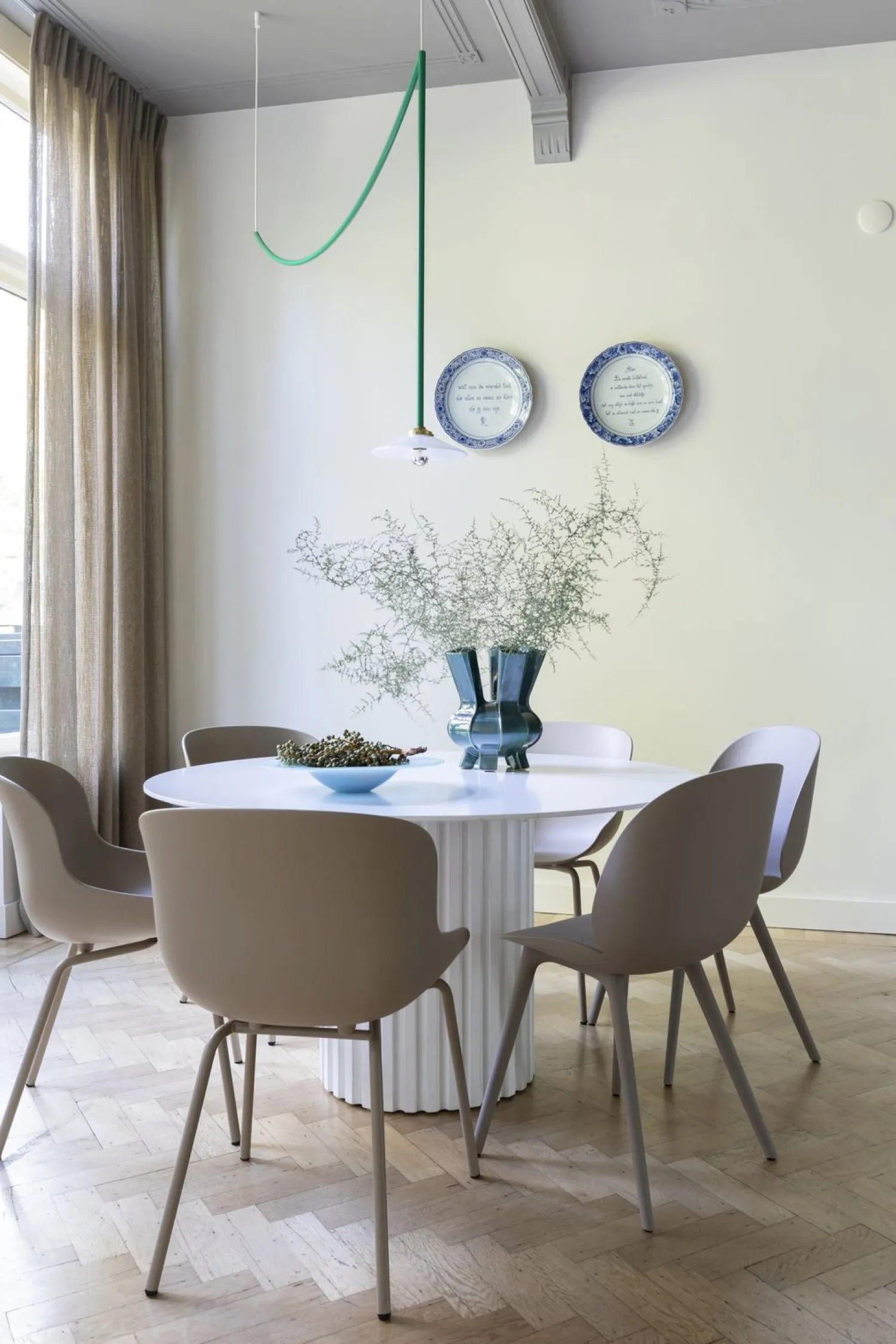 Design Stoelen|Kuipstoelen-GUBI Beetle Eetkamerstoel Light Bouclé