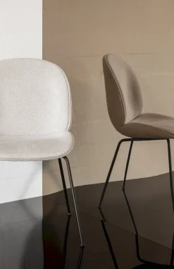 Design Stoelen|Kuipstoelen-GUBI Beetle Eetkamerstoel Light Bouclé
