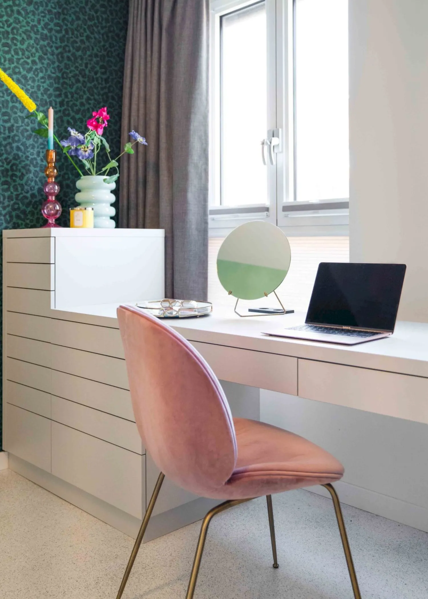 Design Stoelen|Kuipstoelen-GUBI Beetle Eetkamerstoel Light Bouclé
