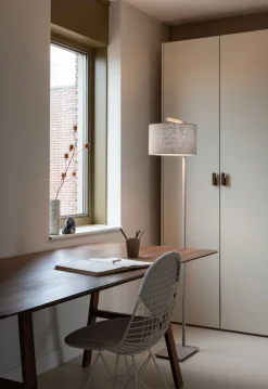 Moderne Vloerlampen|Vloerlampen-It's about RoMi Boston M Vloerlamp Sand, Dark Linen