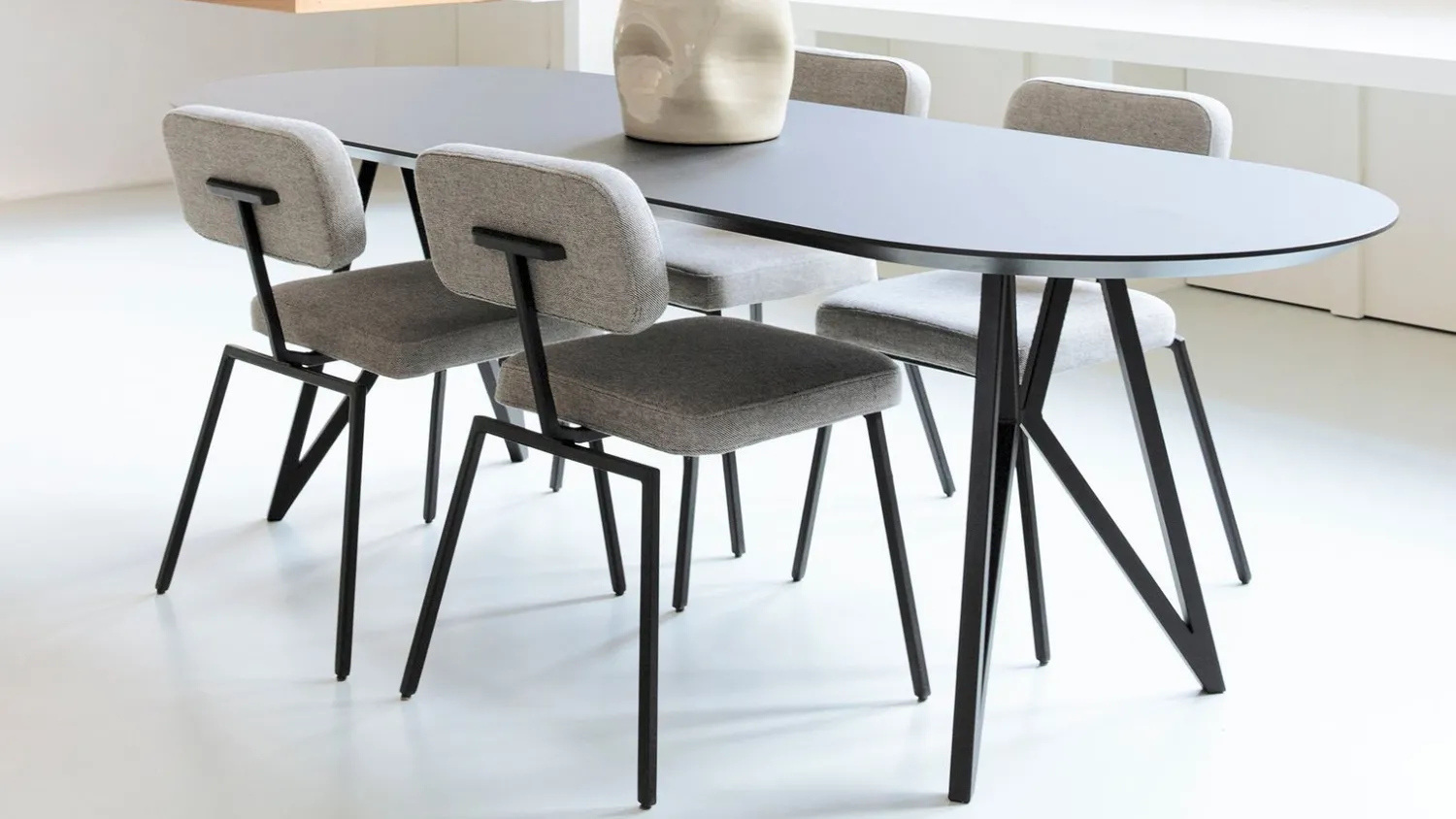 Houten Eettafels|Ovale Eettafels-Studio HENK Butterfly Plat Ovaal Eettafel Zwart