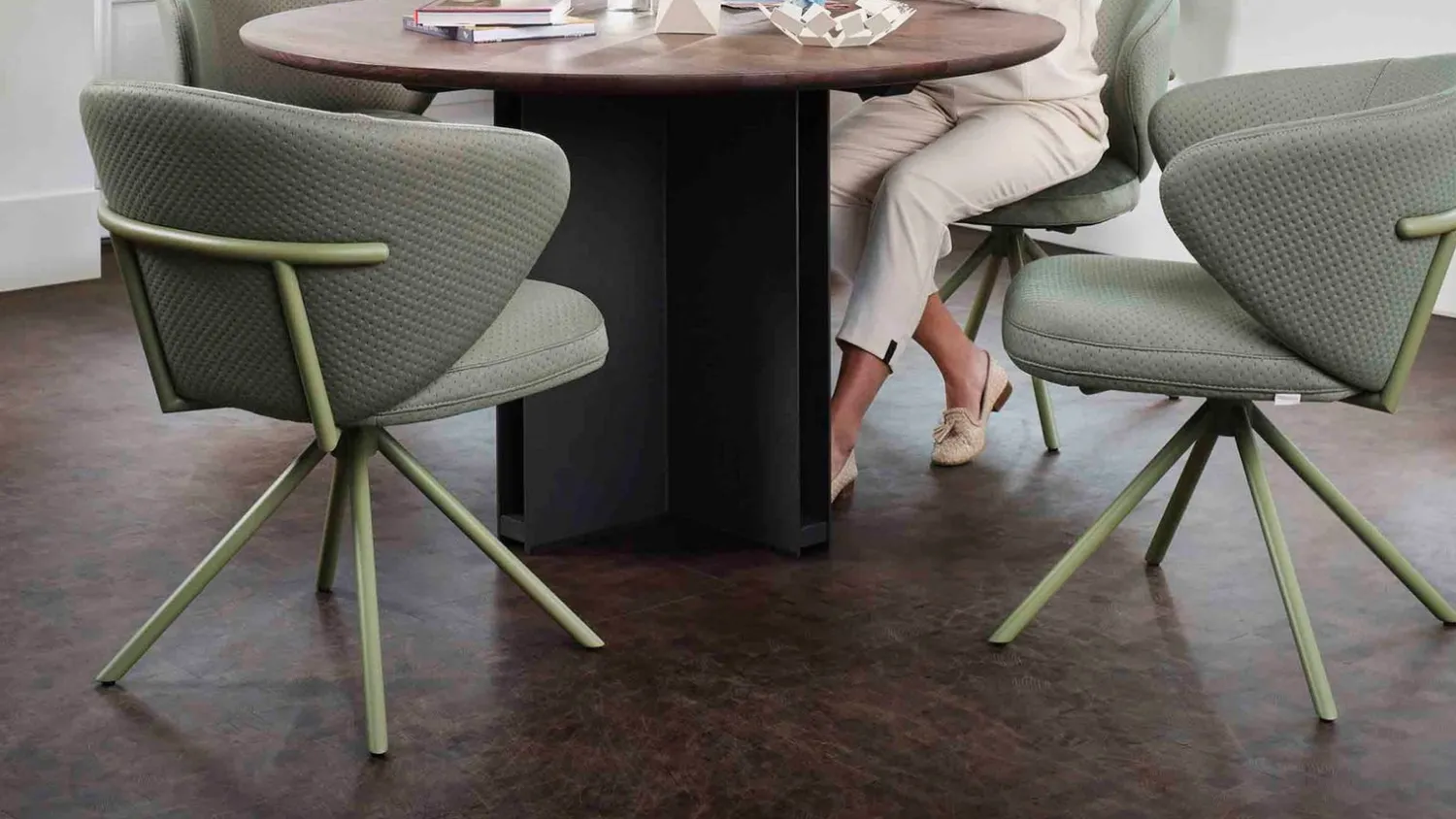 Design Stoelen|Draaibare Eetkamerstoelen-Bert Plantagie Calix Statief Eetkamerstoel Light Grey