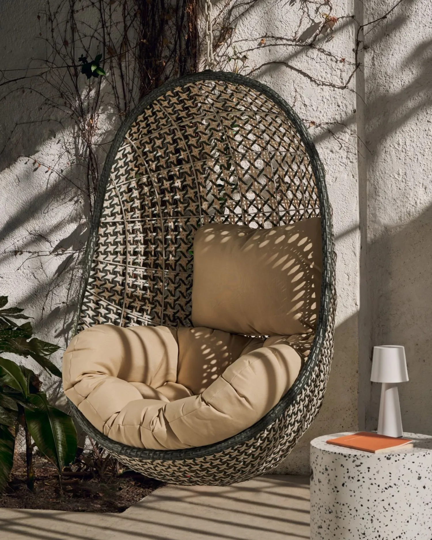 Tuinstoelen-Kave Home Cira Outdoor Hangstoel Groen, Creme