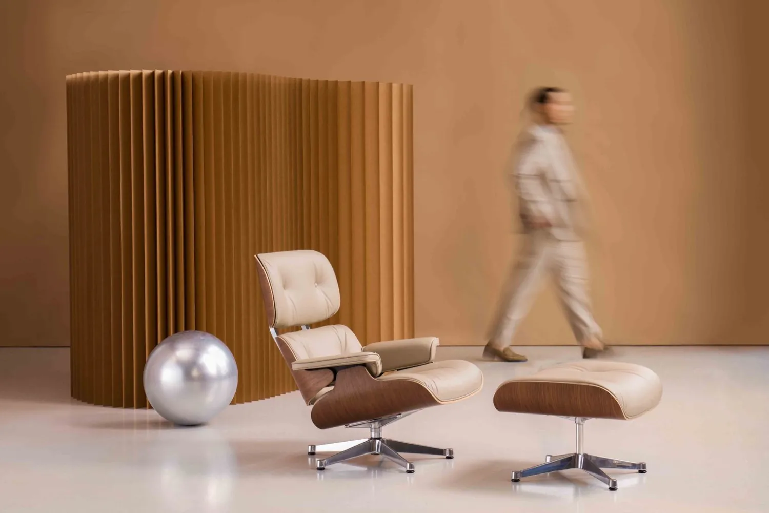 Leren Fauteuils|Design Fauteuils-Vitra Eames Lounge Chair & Hocker Sand Sable