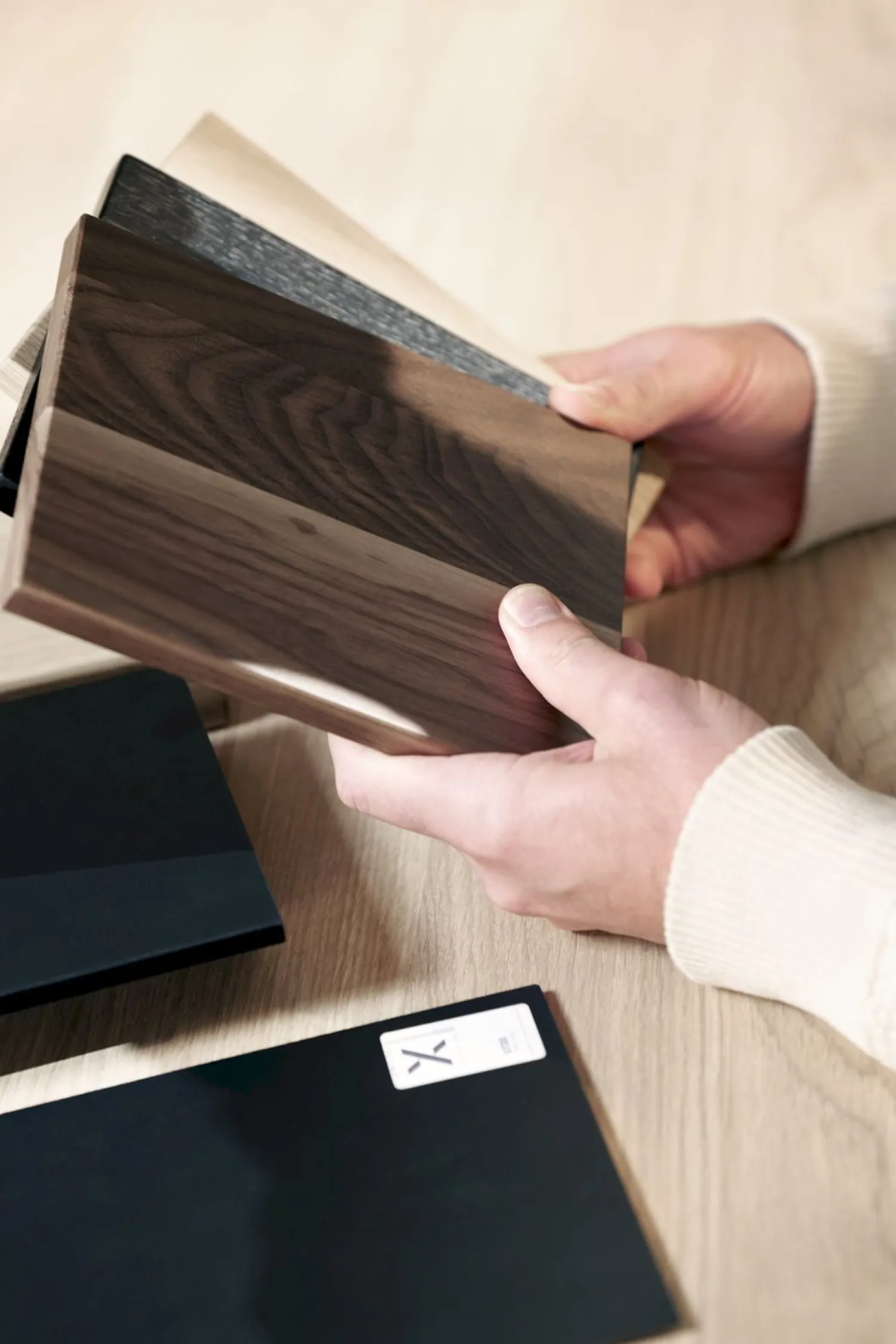 Houten Eettafels|Rechthoekige Eettafels-Studio HENK Flyta Eettafel Naturel