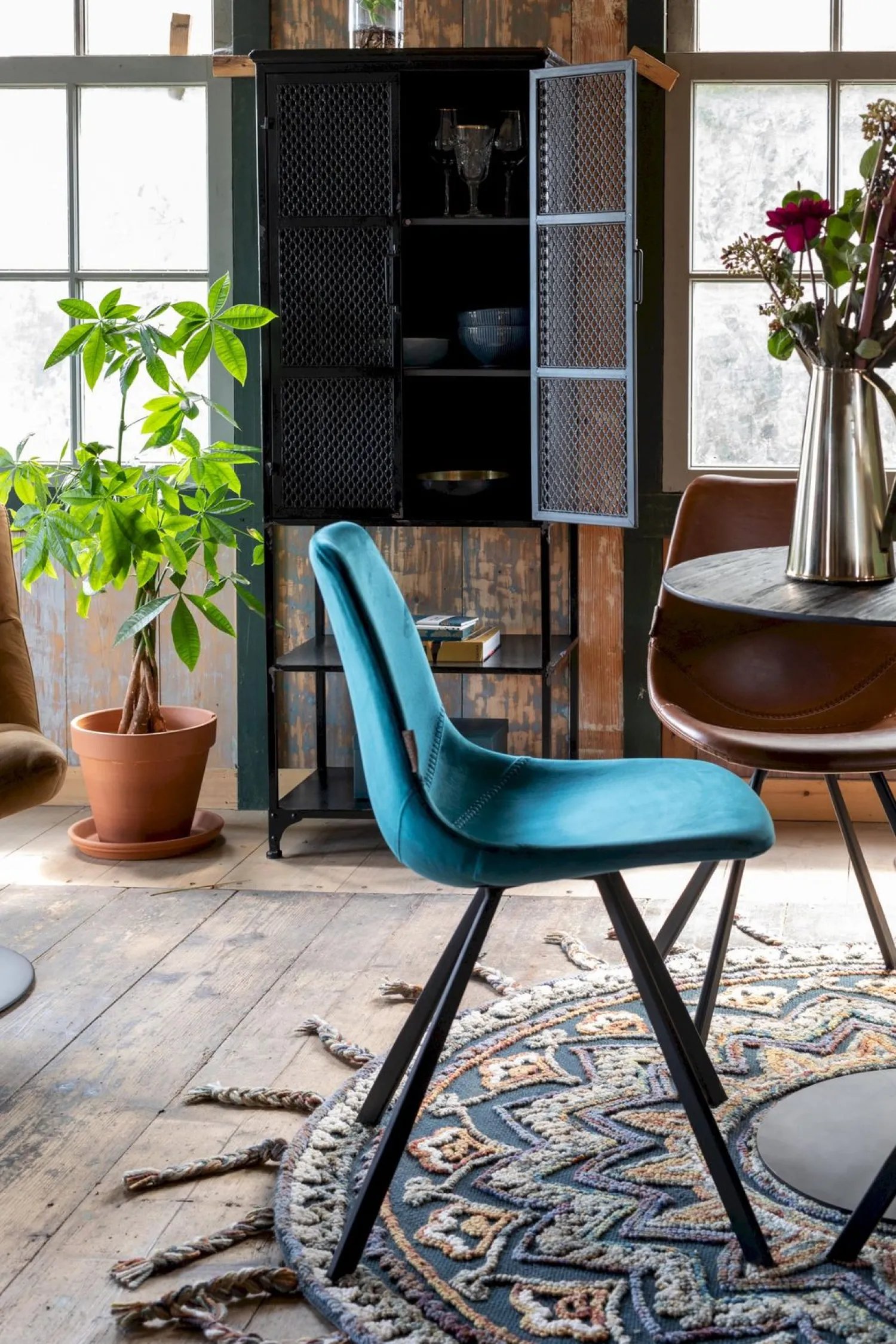 Eetkamerstoelen Zonder Armleuning|Kuipstoelen-Dutchbone Franky Velvet Eetkamerstoel Petrol