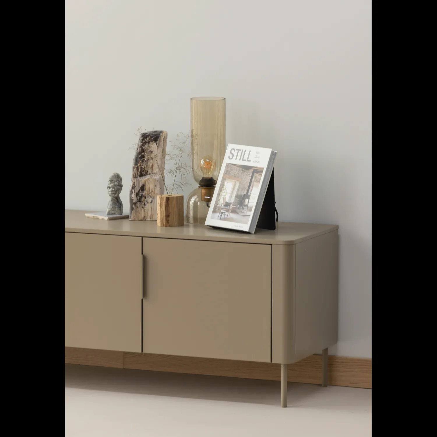Tv-Meubels-WOOOD Gunnar 3-deurs Tv-meubel Mud