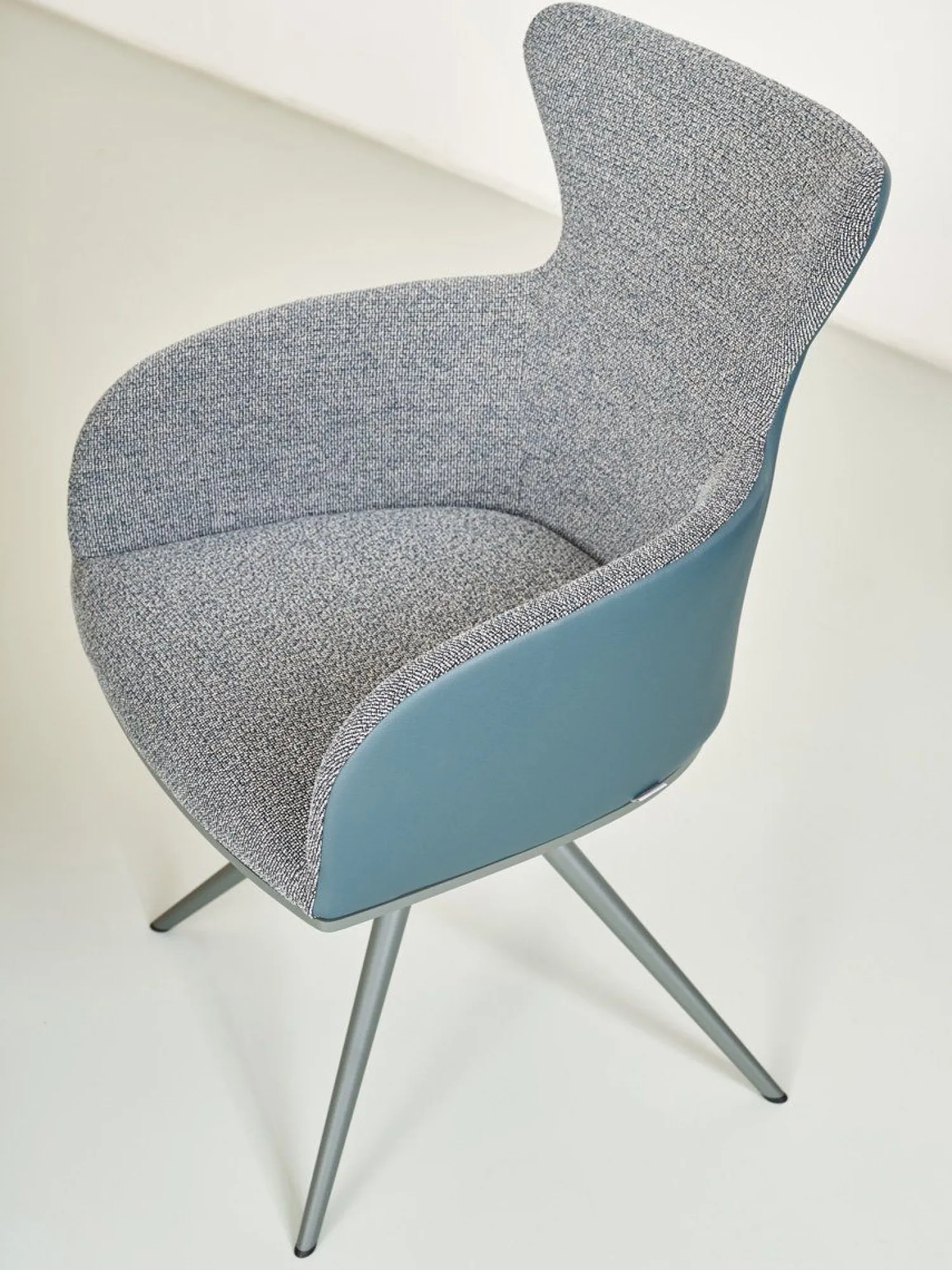Design Stoelen|Draaibare Eetkamerstoelen-Bert Plantagie Iuno Armstoel Kurkuma