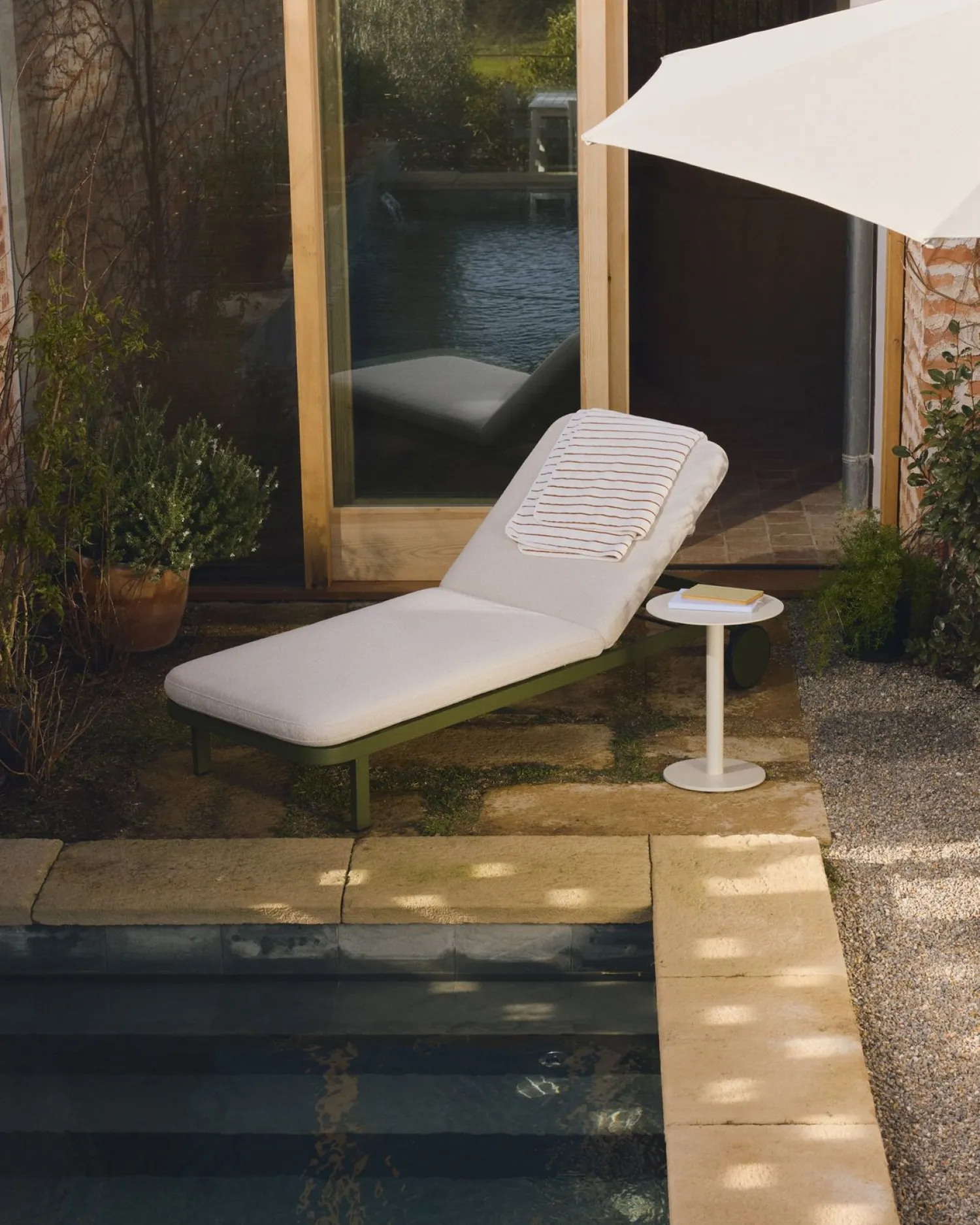 Tuinstoelen-Kave Home Kionia Ligstoel Groen