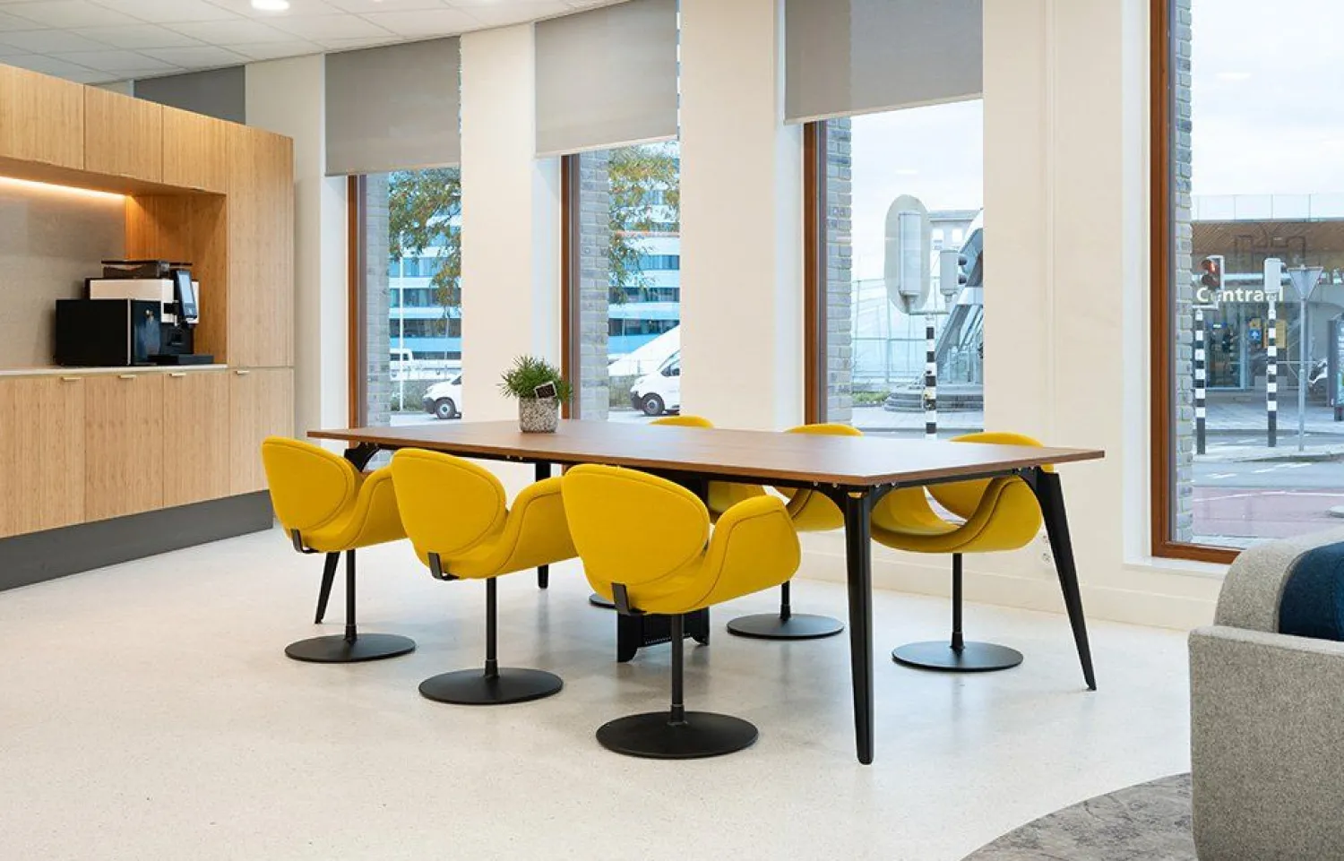 Design Stoelen|Eetkamerstoelen Met Armleuning-Artifort Little Tulip Eetkamerstoel Oranje