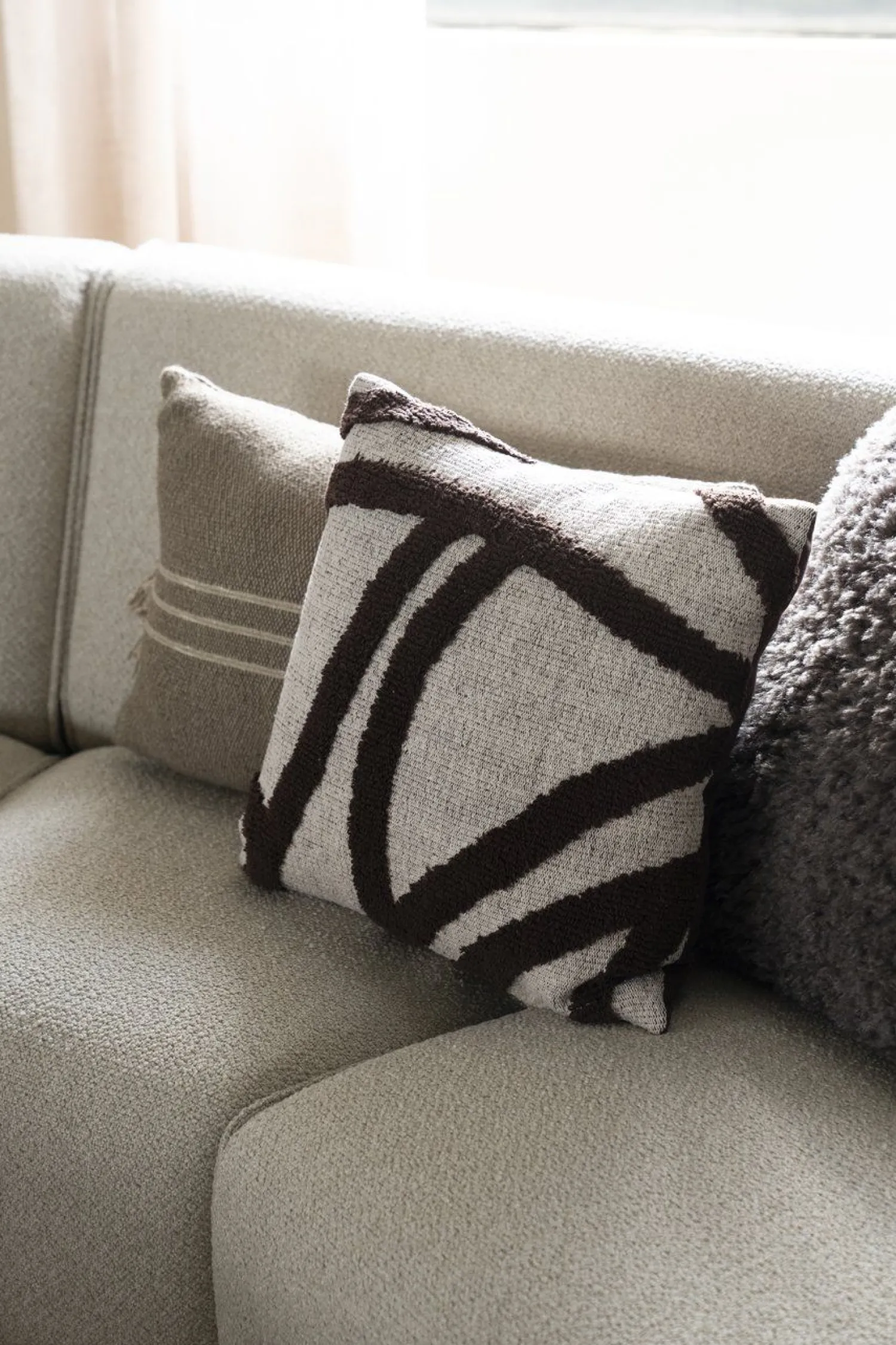Sierkussens & Plaids-By Boo Majani Kussen Dark Brown