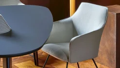 Design Stoelen|Eetkamerstoelen Met Armleuning-Leolux Mara Eetkamerstoel Blauw