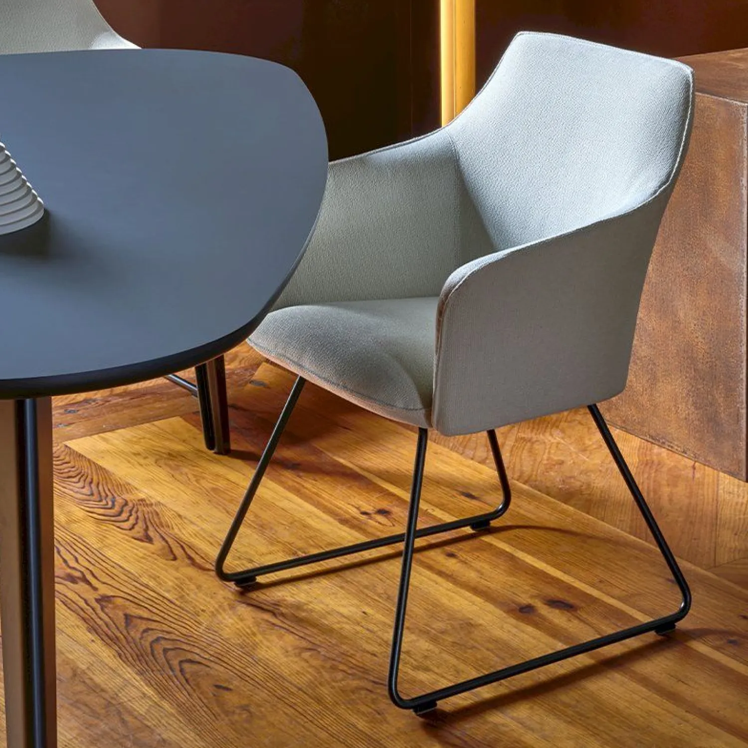 Design Stoelen|Eetkamerstoelen Met Armleuning-Leolux Mara Eetkamerstoel Blauw