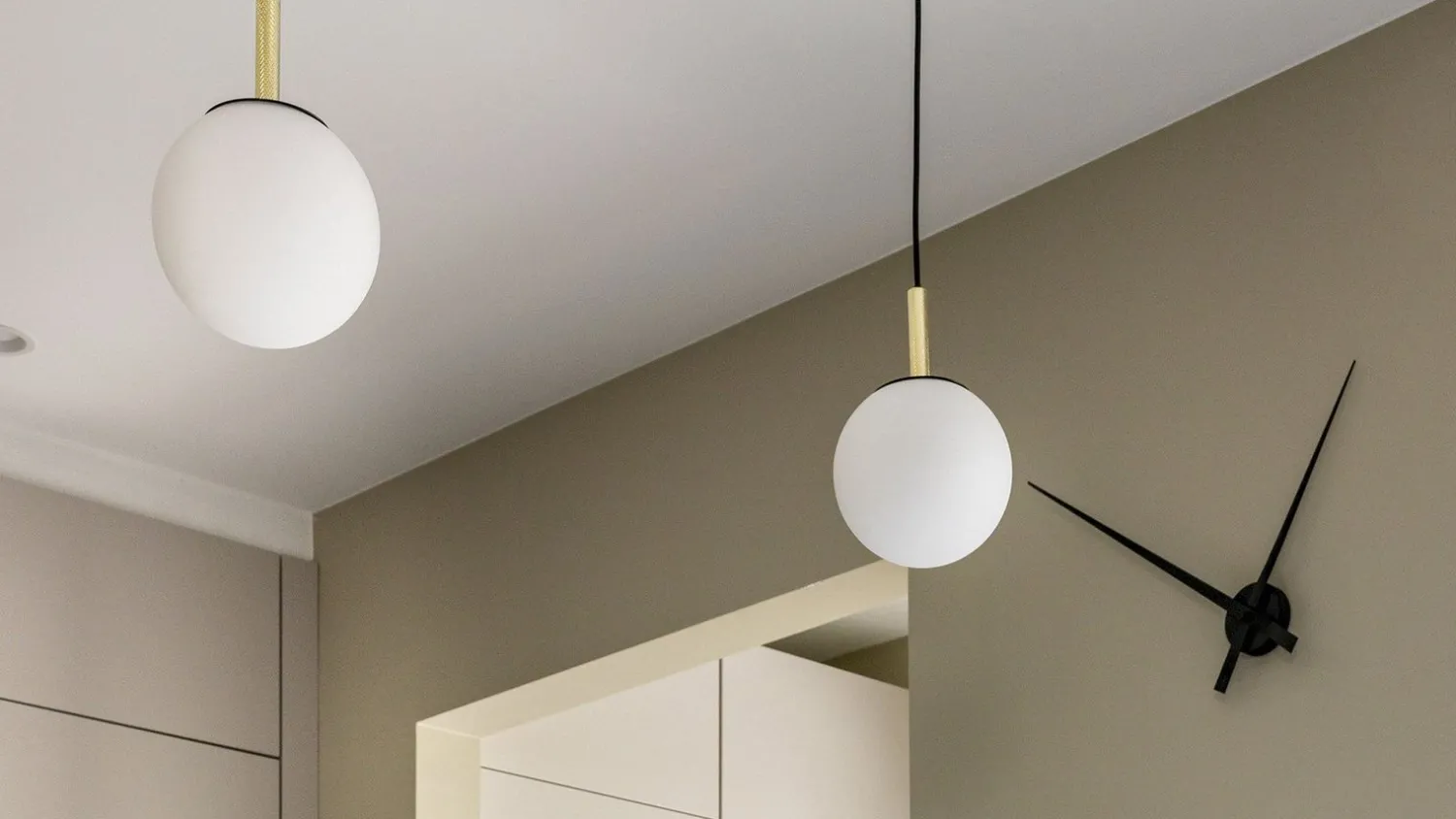 Moderne Hanglampen|Moderne Hanglampen-Zuiver Orion Hanglamp Opal, Brass, Black