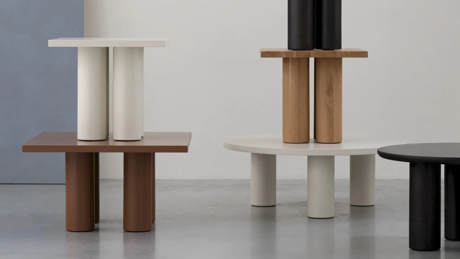 Houten Salontafels|Ronde Salontafels-Studio HENK Pillar Rond Salontafel Gerookt Gebeitst