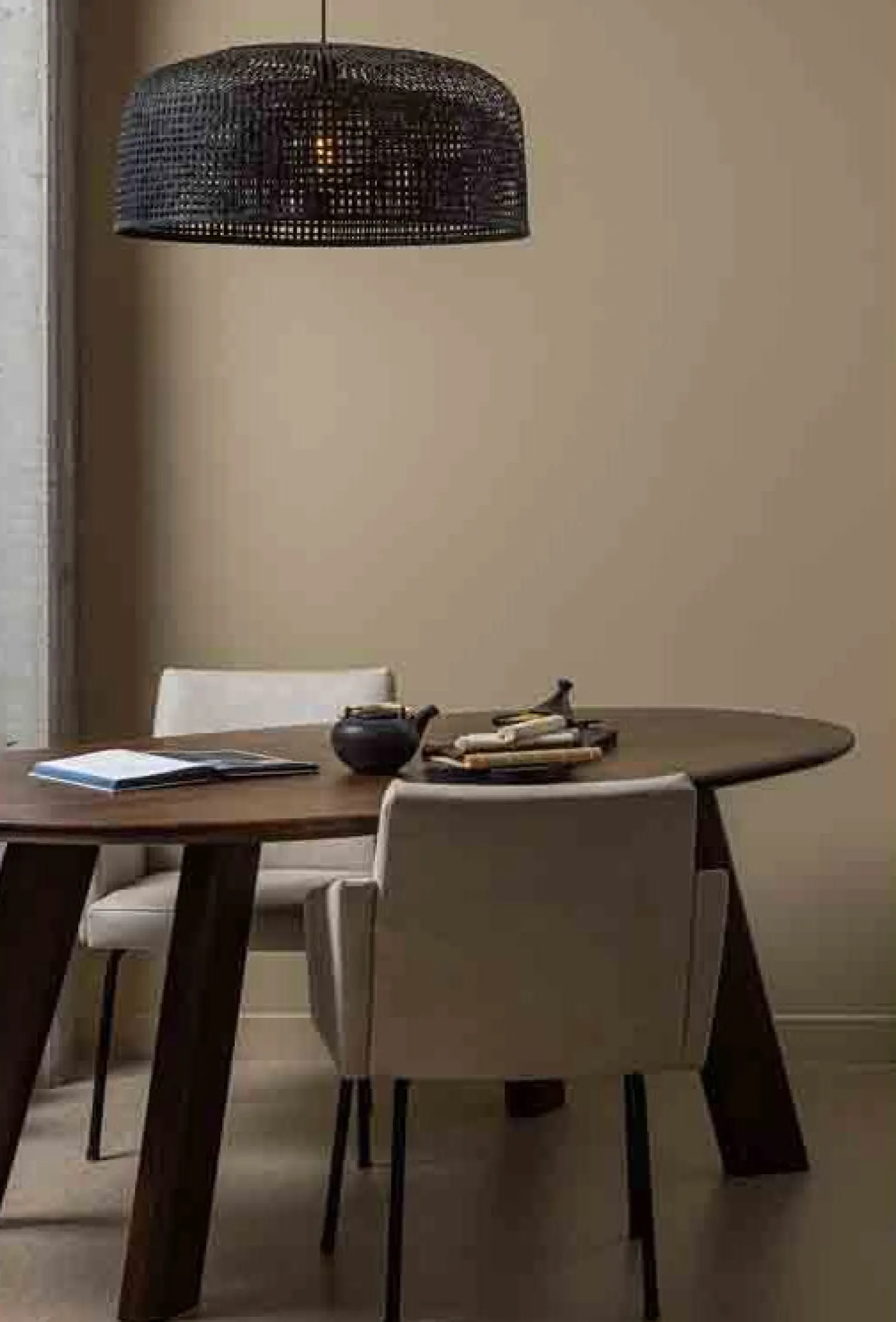 Houten Eettafels|Organische Eettafels-WOOOD Roundly Eettafel Walnut