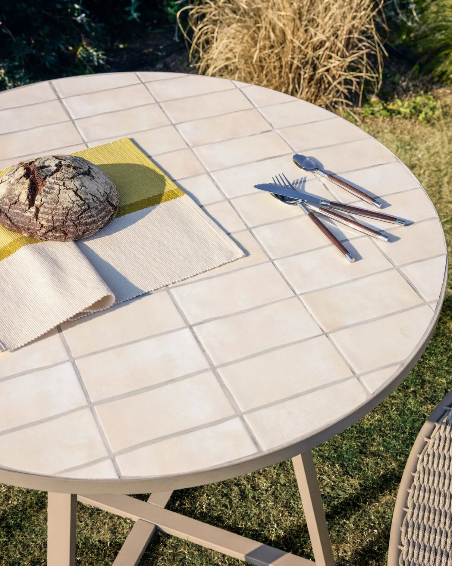 Tuintafels-Kave Home Tella Outdoor Bistrotafel Beige