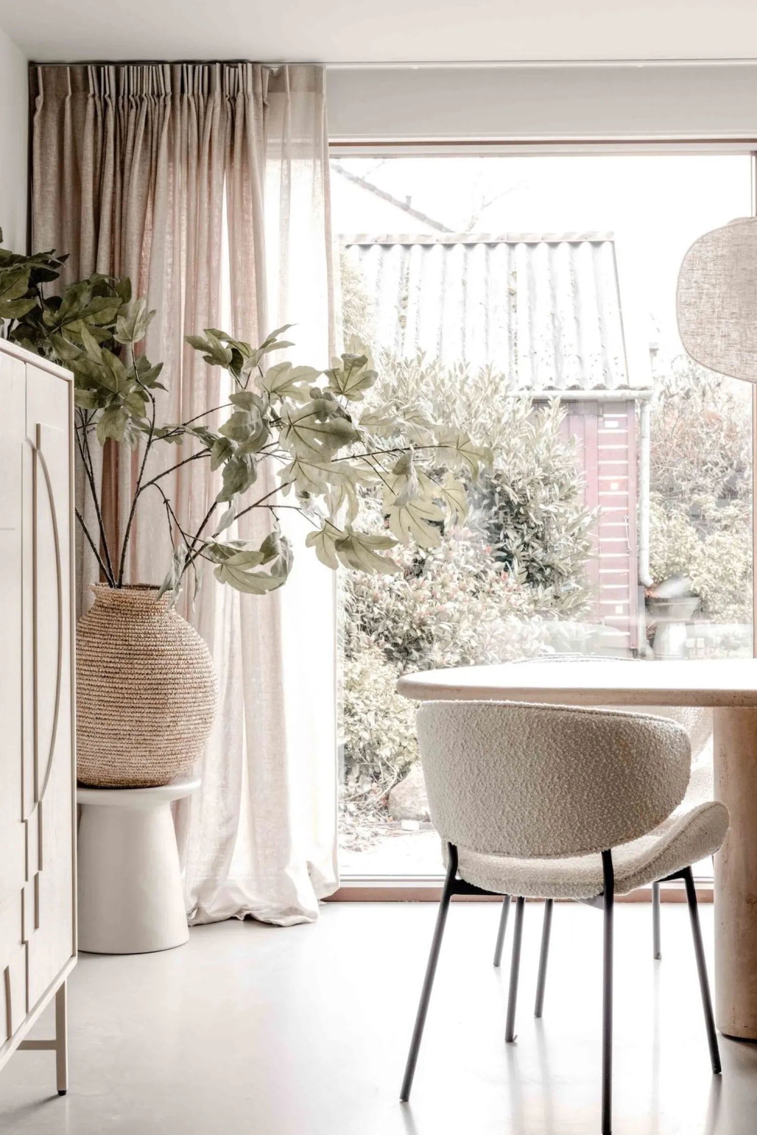 Eetkamerstoelen Met Armleuning-Eleonora Tess Eetkamerstoel Beige