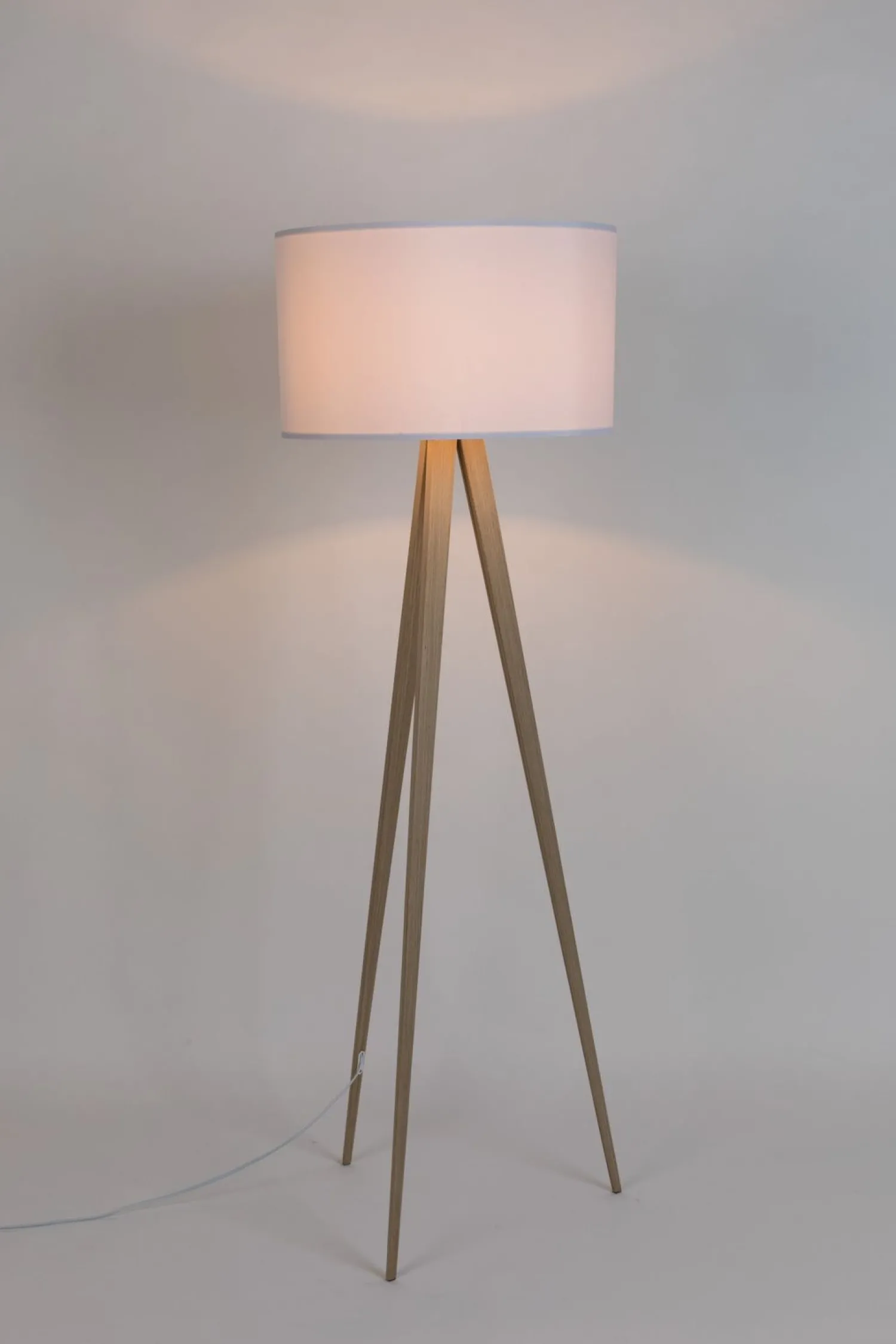 Houten Vloerlampen|Vloerlampen-Zuiver Tripod Wood Vloerlamp White