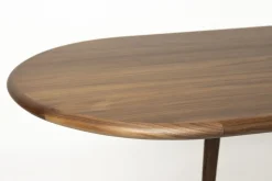 Houten Eettafels-Zuiver Twist Ovaal Eettafel Bruin